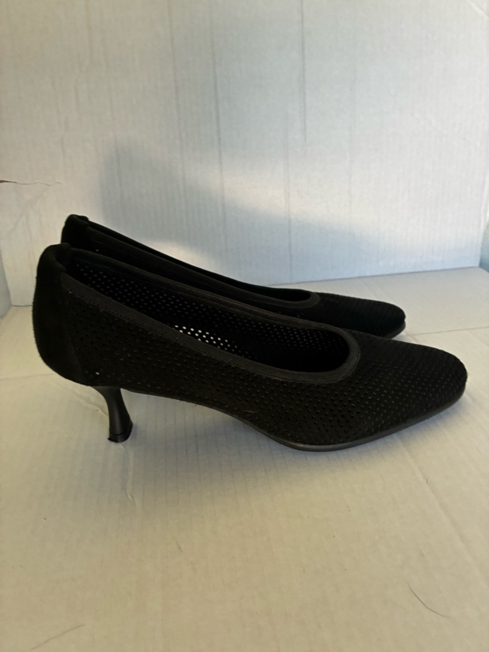 Stuart Weitzman Perforated Suede Pump Size 9 round toe stretch comfort